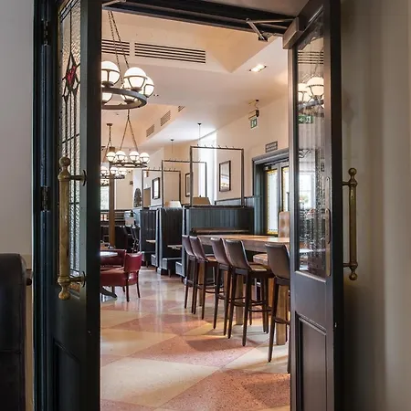 The Old Borough - Wetherspoon Hotel