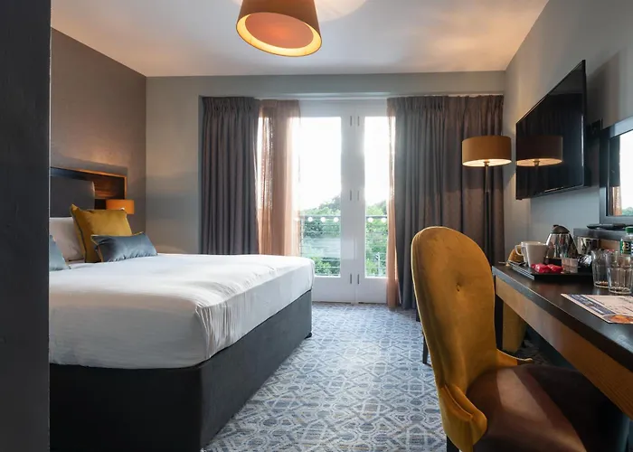 The Old Borough - Wetherspoon 4* Swords