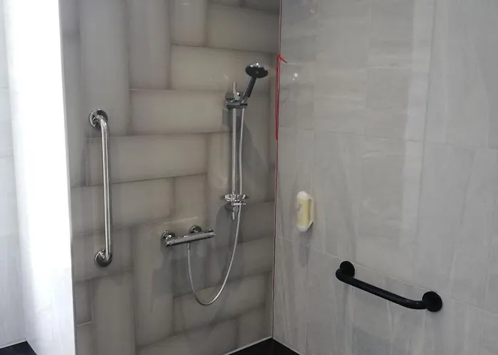 The Old Borough - Wetherspoon 4* Swords