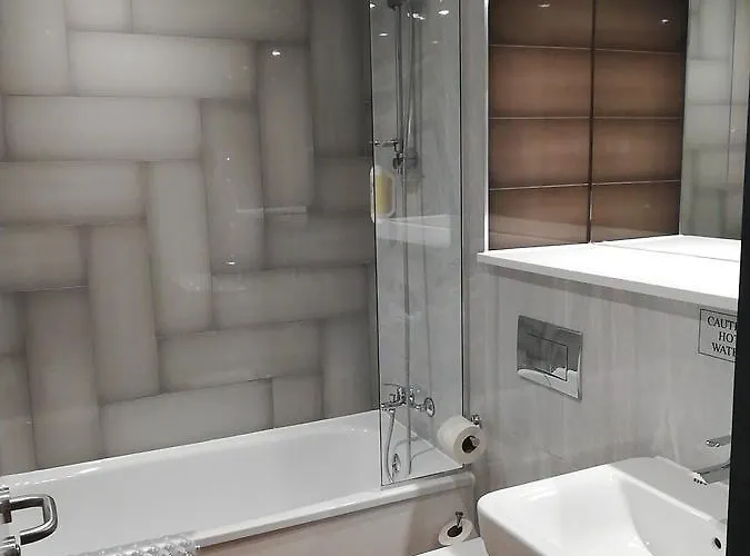 The Old Borough - Wetherspoon 4* Swords