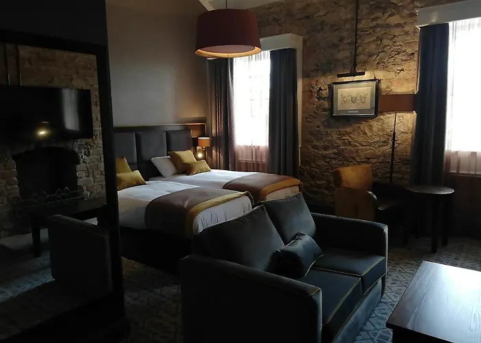 The Old Borough - Wetherspoon 4* Swords